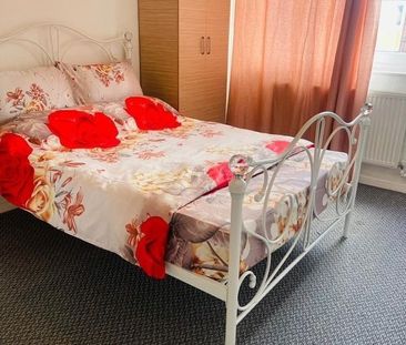 Room in a Shared Flat, Harts Lane, IG11 - Photo 1