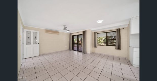 Large rear patio with amazing garden surrounds - Photo 1