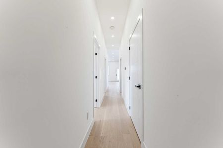 712 Eglinton Avenue East apartment — Toronto, ON (3-Bedroom) - 3 Bedroom - Photo 2