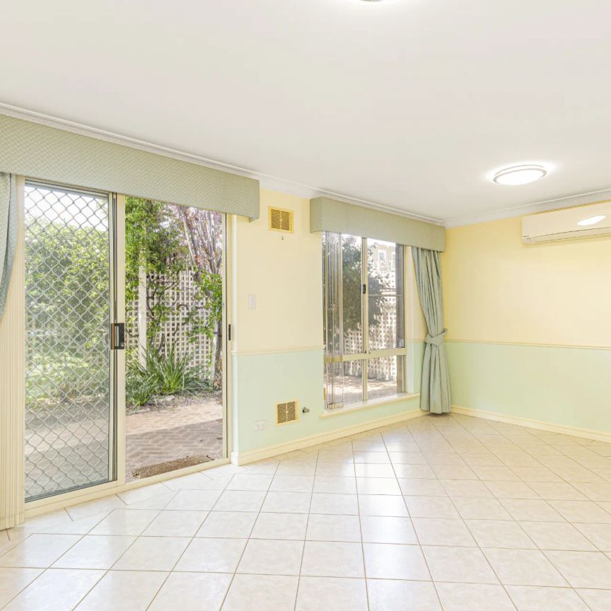 Well maintained townhouse! - Photo 1