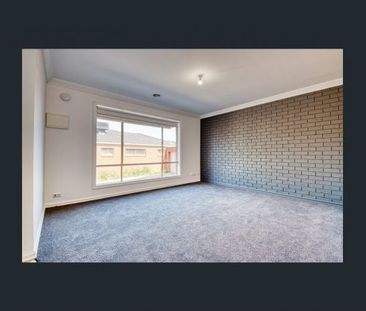 Spacious Townhouse close to all amenities - Photo 4