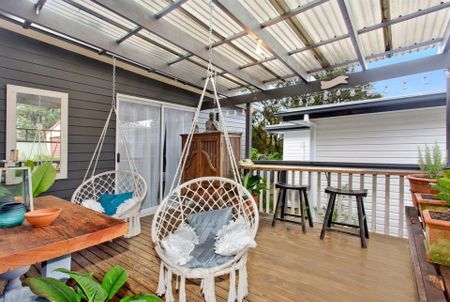 Family Home Backing Mona Vale Golf Course - Photo 4