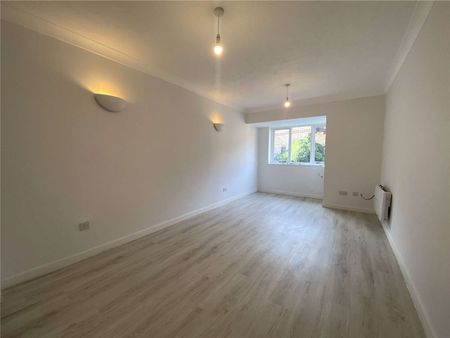 A significantly improved duplex apartment with new kitchen, flooring and redecoration, in the centre of Twyford, close to the station and amenities. - Photo 3