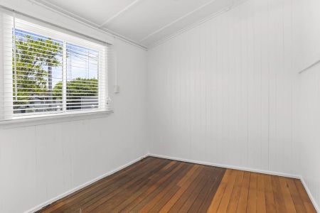 Freshly Updated Home with Outdoor Living & Low-Maintenance Appeal. 400 metres to the water front. Contact JULIE SYKES 0438 050 110 - Photo 3