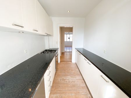 Centralt beliggende 3-værelses lejlighed med altan - Foto 4