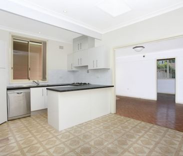 Spacious 4-Bedroom House Close to Public Transport - Photo 1