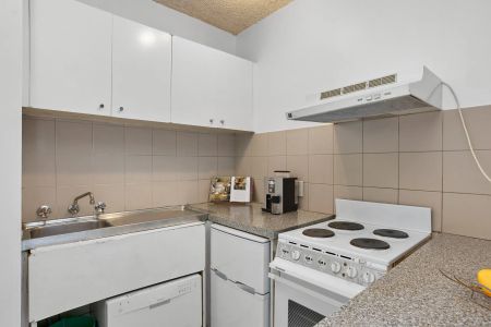 Spacious One Bedroom - Position Perfect! - Photo 4