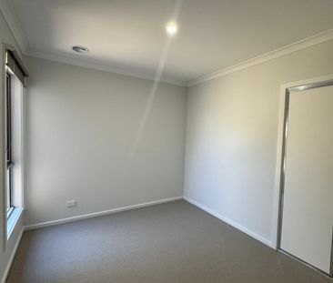 8 Buttercup Crescent, Armstrong Creek VIC 3217 - House For Rent | D... - Photo 1