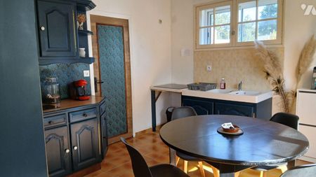 A proximité du centre-ville de La Gacilly, logement meublé offrant un cadre de vie pratique et ... - Photo 2