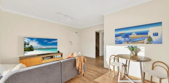 Air-Conditioned Top-Floor Coastal Retreat Offering Privacy, Light & Modern Living - Photo 2