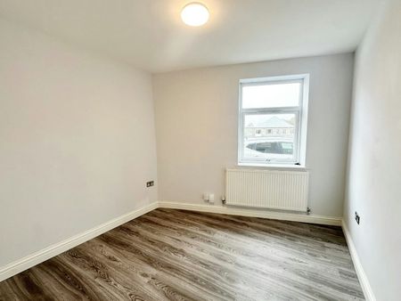 Flat to rent on - Photo 2