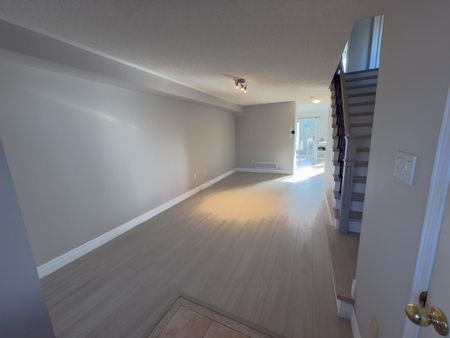 For Lease - 395 Flagstone Way, Newmarket, Ontario - Photo 3