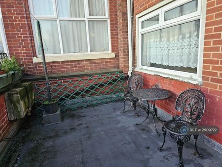 2 bedroom maisonette to rent - Photo 5