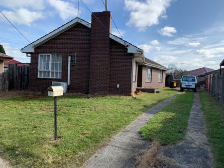 Family Home in Quiet Court - Photo 4