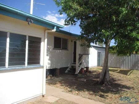 3 BEDROOM FAMILY HOME IN SUNSET - Photo 5