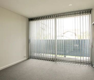 Vibrant Split-Level Townhouse in the Heart of Alexandria - Photo 5