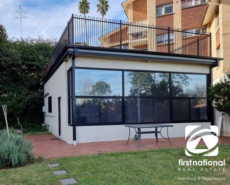 One Bedroom Flat with Large Yard and Water Glimpse - Photo 5