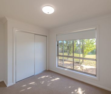 Comfortable 4-Bedroom Home with Large Outdoor Space - Photo 3