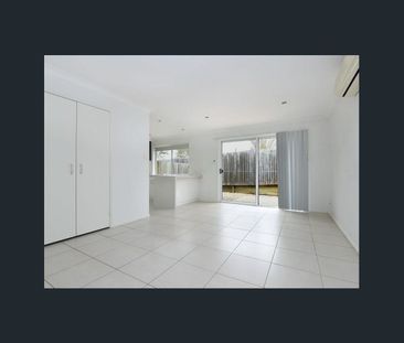 Large Living Area with Air Con! - Photo 4