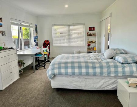 Three bedroom renovated home in The Bays - Photo 2