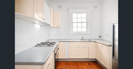 Two bedroom Apartment in the heart of Crows Nest. - Photo 3