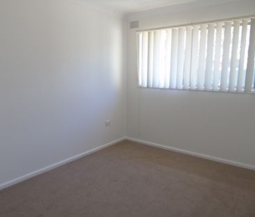 Neat 2 Bedroom Unit in Quiet Block - Photo 3