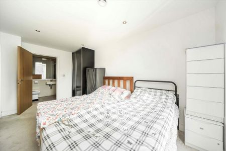 3 bedroom flat to rent - Photo 3