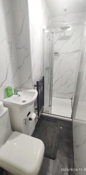 1 bedroom in a house share to rent - Photo 1