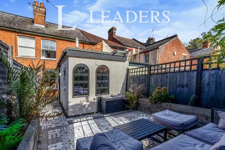 2 bedroom terraced to rent Albert Road, Addlestone, Surrey - Photo 3
