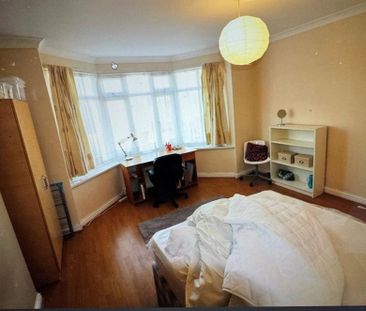 8 bedroom property to rent - Photo 4