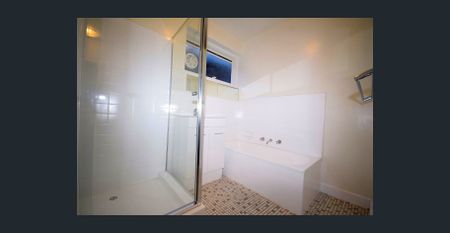 SPACUOUS GROUND FLOOR IN LEAFY STREET - Photo 3