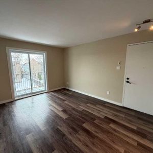 TRÈS BEAU 4 1/2 - LIBRE IMMÉDIATEMENT - RÉNOVÉ - Photo 2