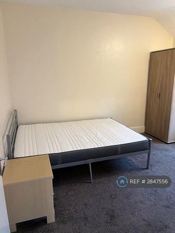 4 bedroom semi-detached house to rent - Photo 4