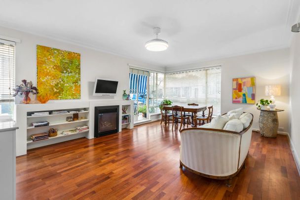 Superbly Spacious, Light Filled Modern Apartment - Photo 1