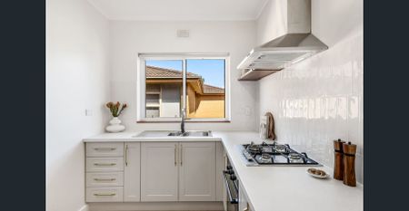 6 Month lease - Contemporary, light filled unit in prime location - Photo 2