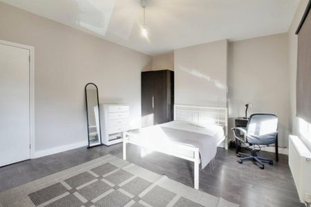 4 bedroom semi-detached house to rent - Photo 4