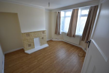 3 bed Semi-Detached - To Let - Photo 4