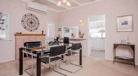 Three bedroom house in the heart of One Tree Hill - Photo 3