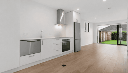 Modern 2 bed 2 bath ensuite with parking - Photo 2