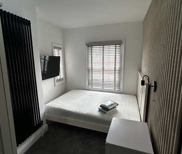 Beautiful Georgian Townhouse with stunning ensuite double rooms and... - Photo 2