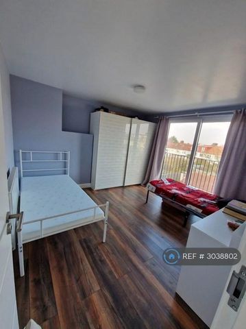 1 bedroom in a house share to rent - Photo 4