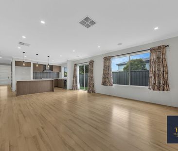 Spacious Family Home in a Prime Cranbourne East Location!! - Photo 1