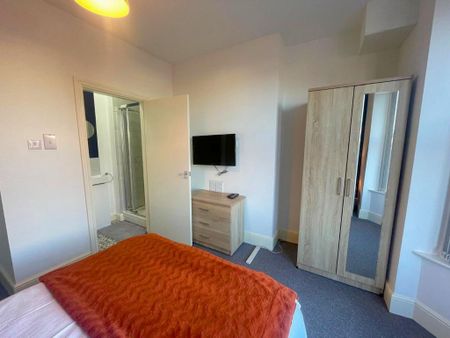 1 bedroom in a house share to rent - Photo 2