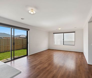 Stylish & Spacious Family Living in a Prime Location! - Photo 1