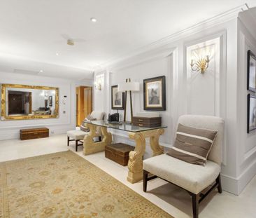 An elegant three bedroom residence within the prestigious Kings Che... - Photo 1