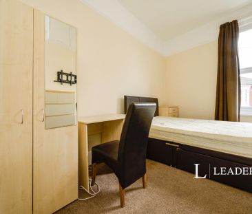 3 bedroom flat to rent - Photo 6