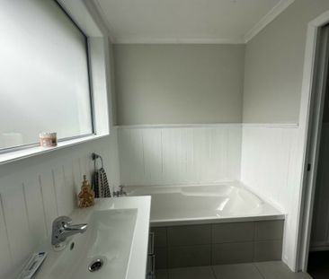 Peace and quiet with a fabulous backyard - Dog Friendly - Photo 4