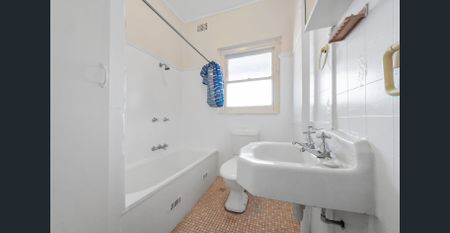 Located above the takeaway shop - For Inspections walk down the driveway, turn left and up the stairs to flat 2 - Photo 4