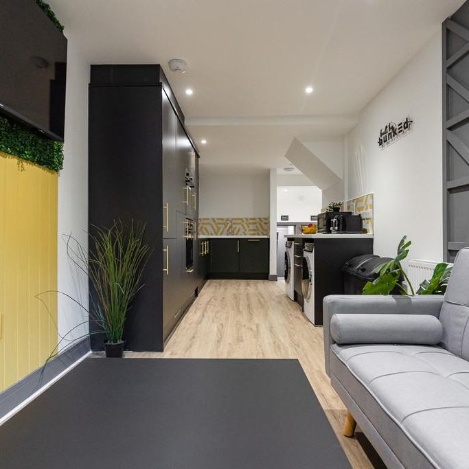 6 bedroom terraced house to rent - Photo 1