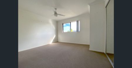 Beautiful Quiet 3-bed Townhouse with AC in Master Bed - Photo 5